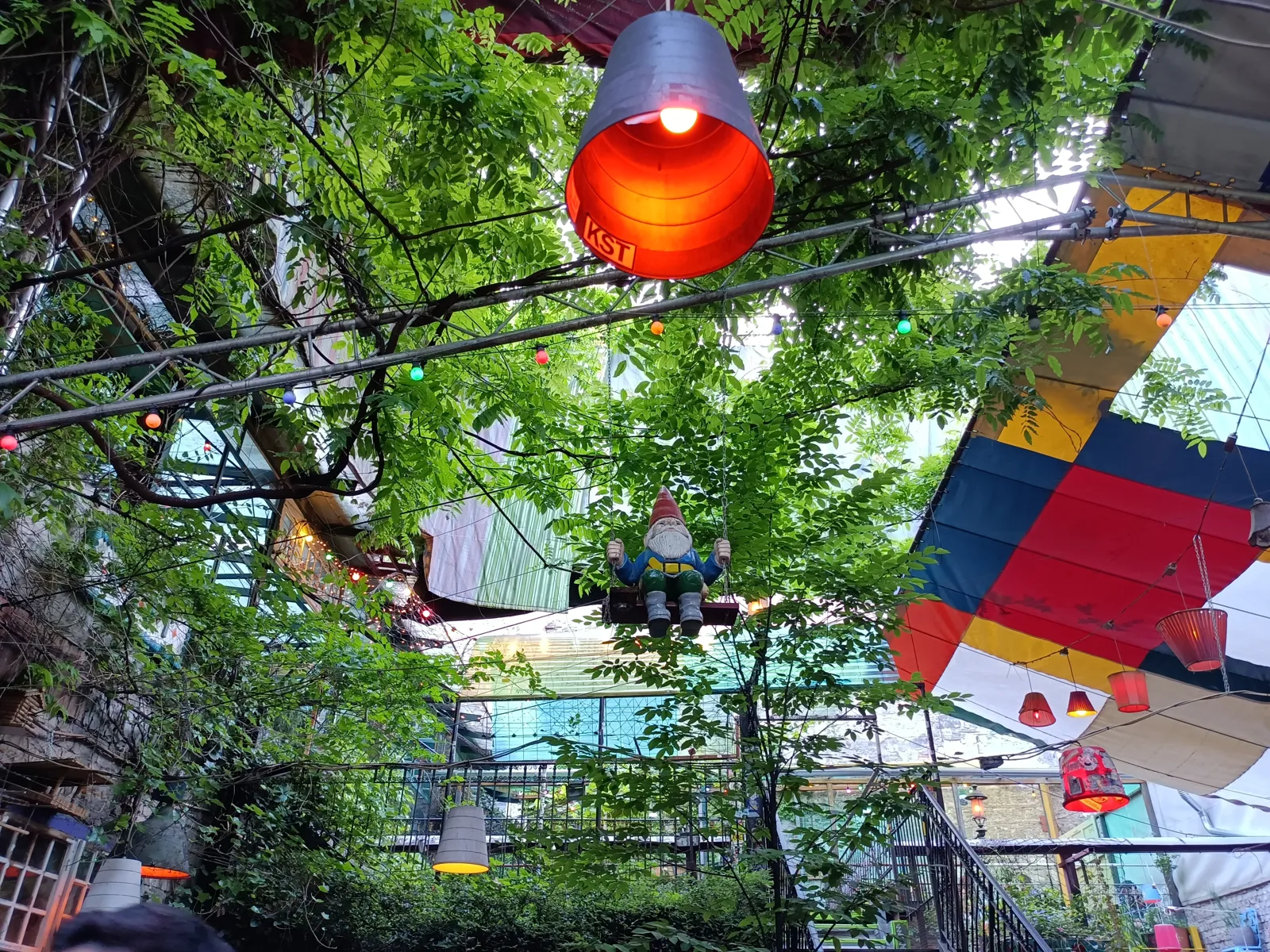 Krasnal na huśtawce w ogrodzie Szimpla Kert